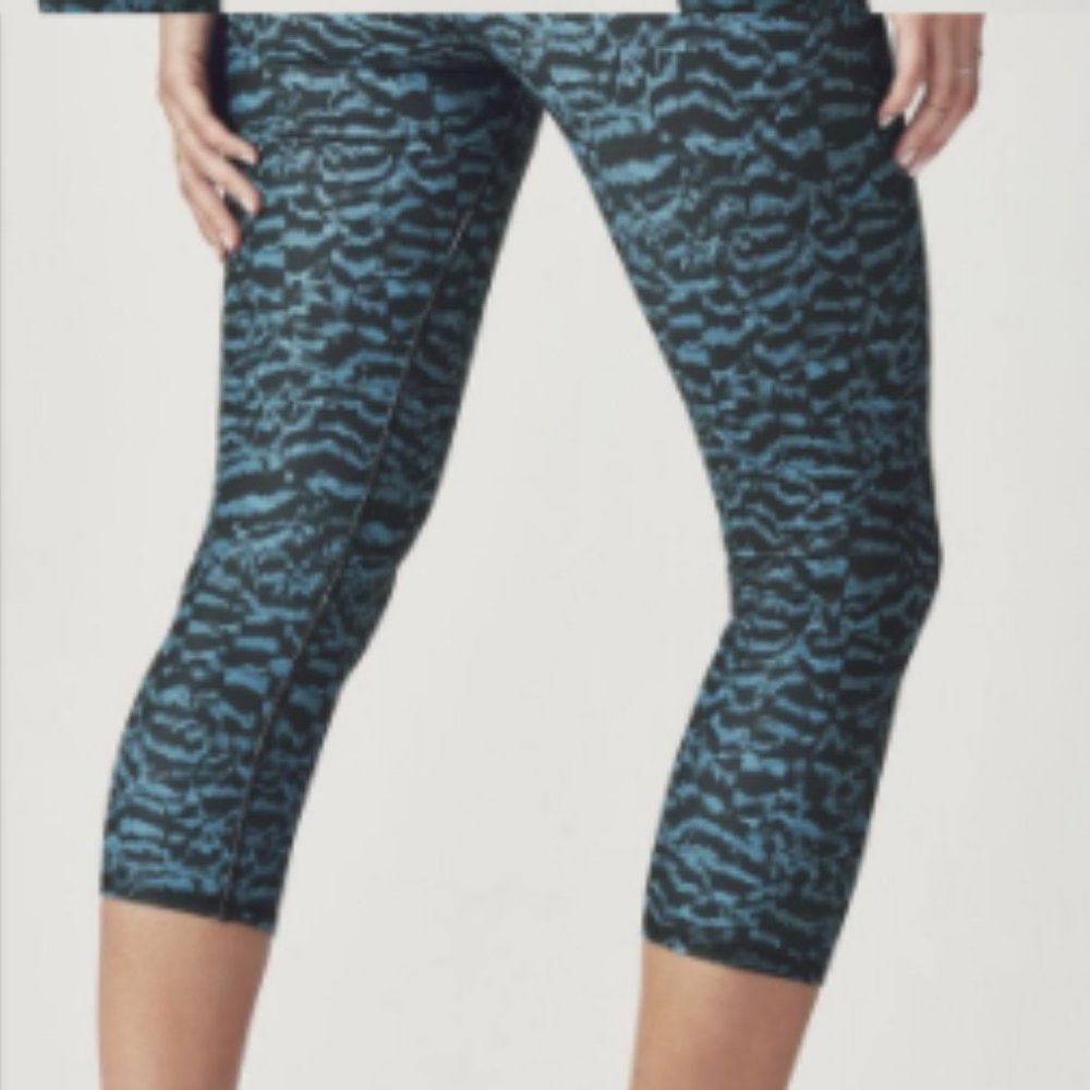 Fabletics Women's Salar Capri Activewear Yoga Leggings - Large